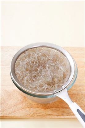 3. 끓는 물에 당면을 넣어 부드럽게 삶아 건져 씻지 않고 그대로 식혀 물기를 완전히 뺀다.
