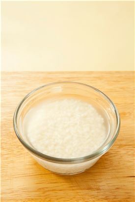 1. 쌀은 씻어서 물에 20분 정도 불린다.