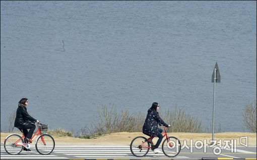 [포토]'자전거 타기 딱 좋은 날이네~'