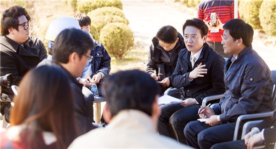 남경필 경기지사가 21일 따복기숙사 설명회에 참석해 이야기를 듣고 있다.