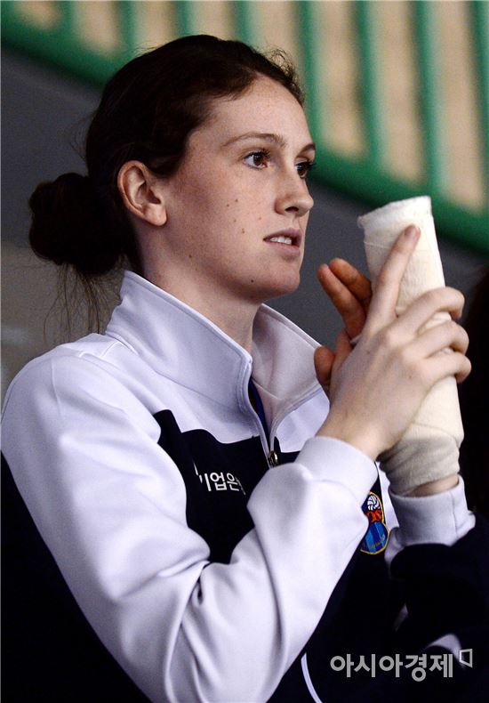 [포토]깁스 한 채 관중석에서 경기 보는 맥마혼