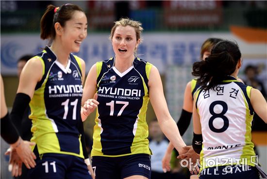 [포토]득점 환호하는 현대건설 에밀리