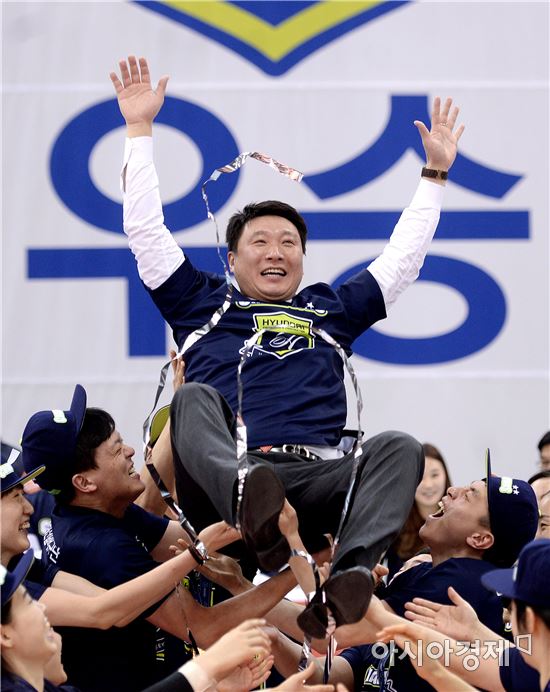 [포토]헹가래 받는 양철호 감독, '하늘을 나는 기분이야'