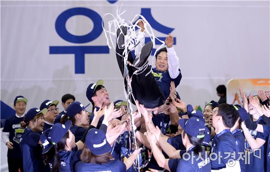 [포토]헹가래 받는 현대건설 정수현 사장