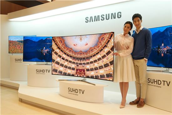 삼성전자 모델들이 22일 서초동 삼성전자 다목적홀에서 2세대 퀀텀닷 기술을 채용한 SUHD TV 신제품을 소개하고 있다.
