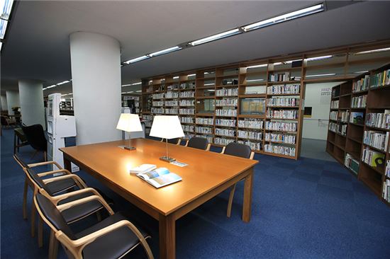 라키비움 공간으로 변모한 국립중앙도서관 본관 2층 문학실의 모습