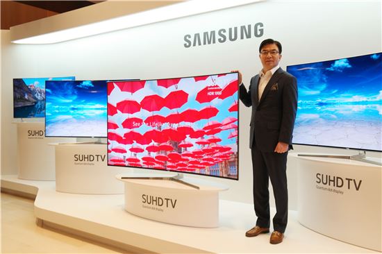 김현석 삼성전자 영상디스플레이사업부 사장이 22일 삼성 서초사옥 다목적홀에서 'SUHD TV'를 소개하고 있다.