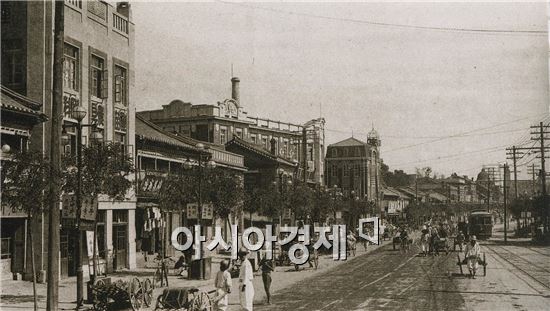 일제 당시 남대문로 사진에 찍힌 최후의 2층 한옥상가. 사진=서울시 제공