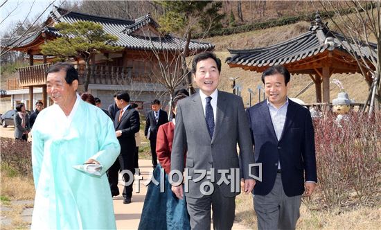 이낙연 전남지사와 이용부 보성군수가 22일 오전 보성군 회천면 보성 판소리성지를 방문, 장장수 서편제 보성판소리보존회장(왼쪽) 안내로 판소리 전수교육관을 둘러보고 있다.  사진제공=전남도