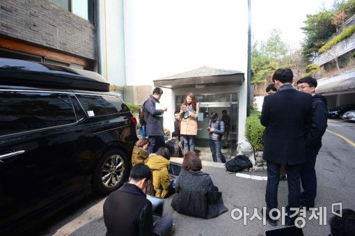 [포토]입장발표 미룬 김종인 대표 기다리는 취재진들 