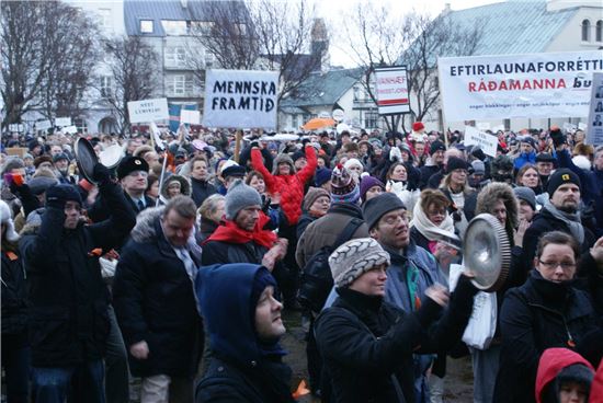 정부의 경제 정책에 반대하는 아이슬란드 시민들이 프라이팬 등 주방용품을 들고 시위에 나섰다.