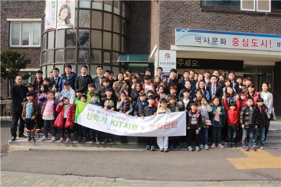 22일 인천 중구 드림스타트에서 '희망의 활주로' 자원봉사에 참가한 인천공항공사 직원들과 인천 중구청 공무원들이 아동들과 함께 기념사진을 촬영하고 있다.