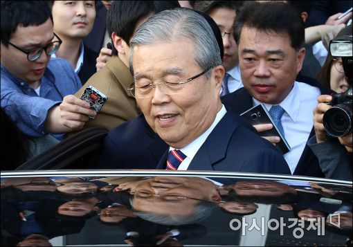 [포토]차에 오르는 김종인 대표