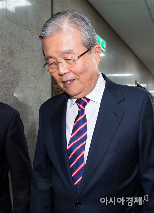 [포토]회의장 나가는 김종인 대표
