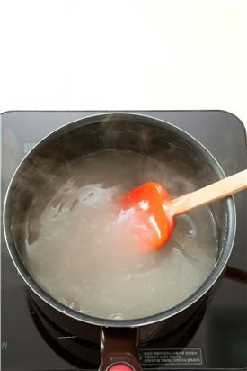 3. 묵이 끓기 시작하면 약한 불로 줄이고 눌어붙지 않도록 잘 저어주면 5분 정도 더 끓인다.
