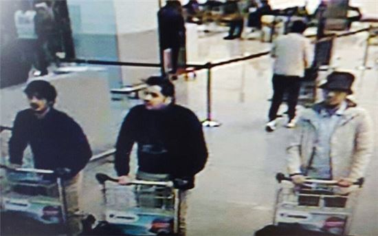22일(현지시간) 발생한 벨기에 브뤼셀 테러와 관련해, 벨기에 경찰은 CCTV를 통해 찍힌 3명의 용의자에 대한 신변을 확인하고 있다. 