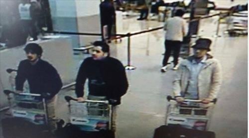 테러 용의자가 찍힌 브뤼셀 공항 CCTV 사진. 사진=연합뉴스
