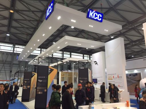 22일부터 24일까지 중국 상하이에서 열리는 '2016 도모텍스 아시아'에 참가해 다양한 친환경, 고기능성 바닥재를 선보이고 있는 KCC 부스 모습.