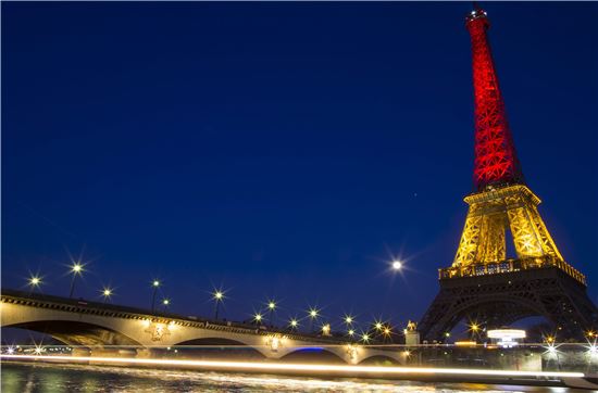 22일(현지시간) 벨기에 테러 발생 후 희생자를 추모하기 위해 프랑스 파리의 에펠탑에 벨기에 국기 색깔 조명이 비춰지고 있다. (파리, EPA=연합뉴스)