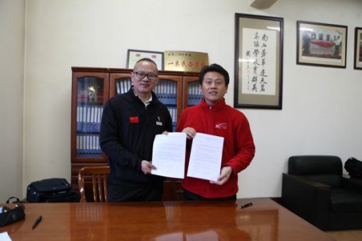 김영준 에이스골프 대표(오른쪽)가 연태 남산골프학교와 상호 합작에 대한 협약을 체결하고 기념촬영을 하고 있다. 