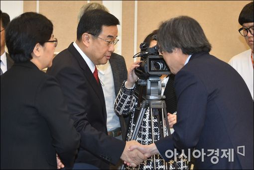 [포토]악수하는 김정훈·정기석