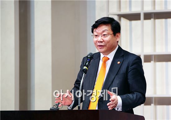 주형환  "전기차, 스마트카대책 5월 발표…기업구조조정은 조선·해운 논의"