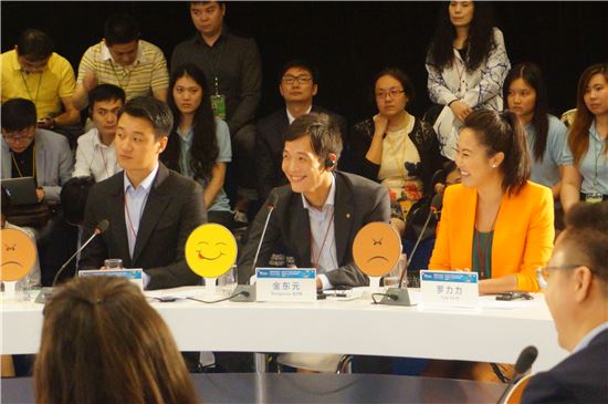김동원 한화생명 부실장(가운데)은 22일 저녁 중국 하이난다오 보아오에서 열린 보아오 포럼 '영 리더스 라운드테이블' 세션에 참석해 세계 각국의 영 리더들과 토론을 펼치고 있다. 사진제공 한화생명