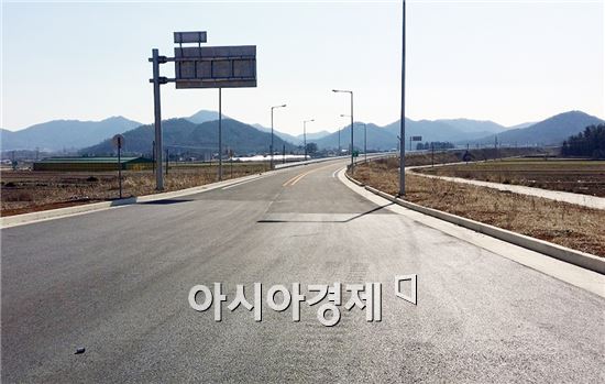 전남 장흥군 용산면 우회도로가 착공 12년 만에 개통한다.