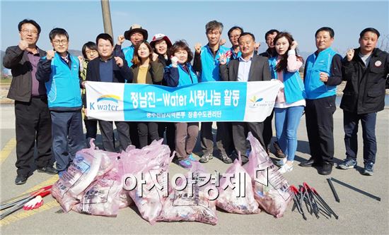 K-water 장흥수도관리단은 세계물의 날 기념 탐진강 정화활동을 펼쳤다.
