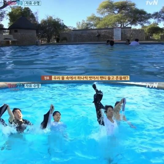 논란이 된 '꽃보다 청춘' 나체물놀이 장면. 사진=tvN '꽃보다 청춘 아프리카' 방송캡처