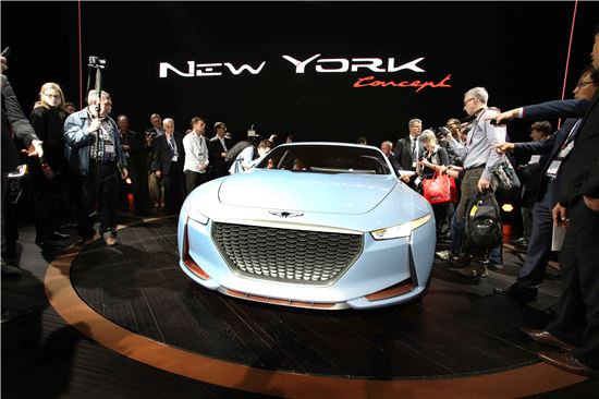 2016 뉴욕 국제 오토쇼에 참석한 관계자들이 제네시스 스포츠 세단형 '뉴욕 콘셉트' 차량을 살펴보고 있다.