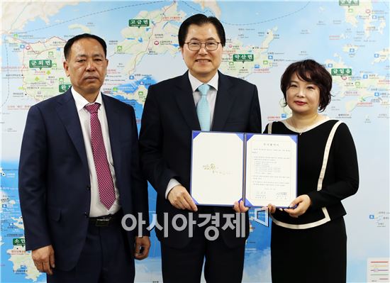 완도군(군수 신우철)과 새우표 완도물산(대표 최인영)은 23일 김 가공공장 건립에 관해 상호 협력 한다는 내용의 투자협약을 체결했다.
