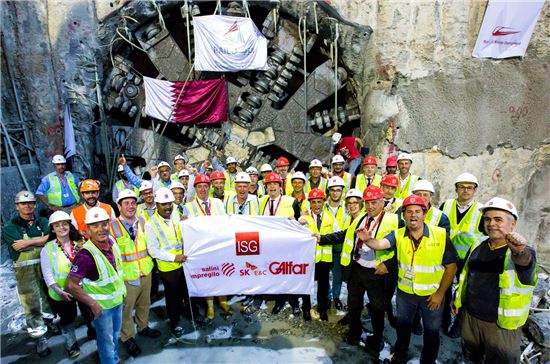 SK건설 및 컨소시엄사 구성원들이 24일 카타르 도하 지하철 1호선 레드라인 북부선 터널 관통 기념촬영을 하고 있다. (자료:SK건설)
