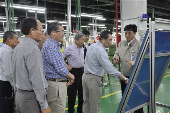 구자열 LS그룹 회장이 지난해 5월, 중국 우시산업단지에 위치한 LS산전 생산법인을 방문해 현장 경영을 펼치고 있다.
