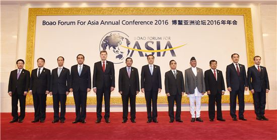 유일호 경제부총리 겸 기획재정부 장관(왼쪽 두번째)은 24일 중국 하이난성에서 열린 2016 보아오포럼에 참석, 각국 정상급 인사들과 기념사진을 찍고 있다.