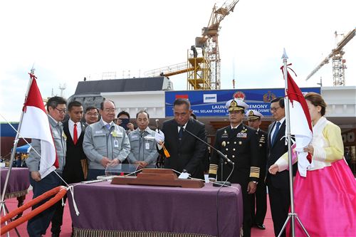 대우조선, 국내 첫 수출 잠수함 진수식 가져 