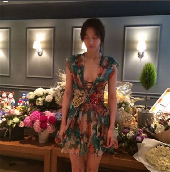 '몬스터' 수현, 아슬아슬 꽃무늬 드레스로 ‘도도한 자태’   