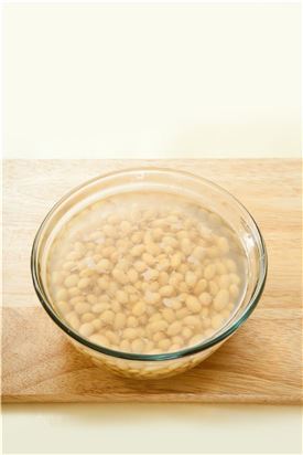 1. 흰 콩은 잡티를 골라내고 깨끗이 씻어 찬물에 하룻밤 정도 담가 불린다.
