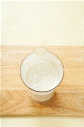 2. 불린 콩의 껍질을 벗겨내어 믹서에 담고 물 2컵을 부어 되직하게 간다.
