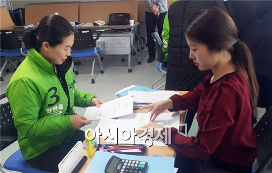 지난 20일 국민의당 공천을 확정지은 권은희 의원은 24일 제20대 국회의원 선거 광주광역시 광산구(을) 지역 후보 등록을 마쳤다.  
