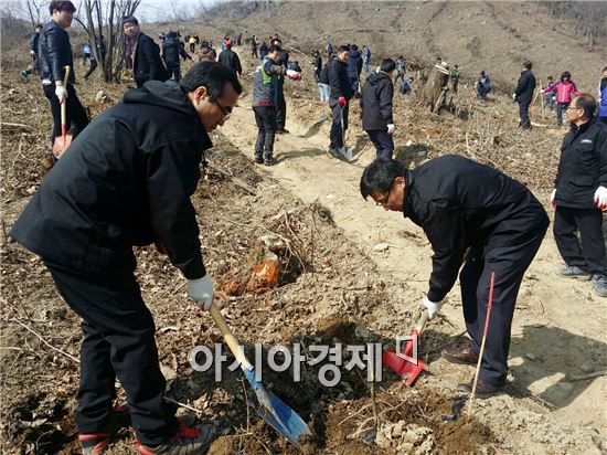 장흥군(군수 김성)은 24일 유치면 봉덕리에서 군민과 함께하는 식목행사를 개최했다.
