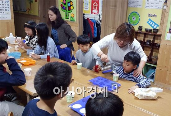 박보람(오른쪽)씨가 월야사랑지역아동센터에서 아이들에게 우슬비누 만드는 방법을 알려주고 있다.