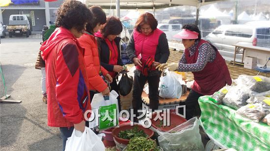 구례군(군수 서기동)은 지난 19일부터 4일간 친환경 농특산물 홍보와 판로 확보를 위한 소비자단체 초청 행사를 가졌다.
