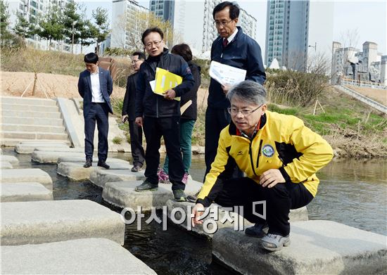 민형배 광주시 광산구청장이 지난 23일 수완지구 풍영정천 ‘고향의 강’조성지를 찾았다.
