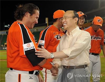 ▲김승연 한화그룹 회장이 2011년 한화이글스 야구단을 방문해 선수들을 격려하고 있다. 