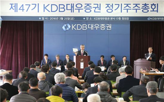 홍성국 대우증권 사장이 25일 지난해 경영 성과 및 올해 사업 목표를 말하고 있다<사진=회사제공>