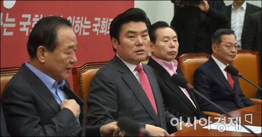 與비박계 "18대 총선 '친박연대 복당' 역사 있다"…'무소속 복당 불가' 방침 비판