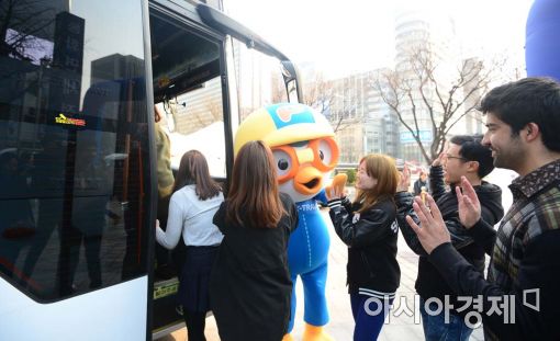 [포토]뽀로로의 배웅을 받으며 