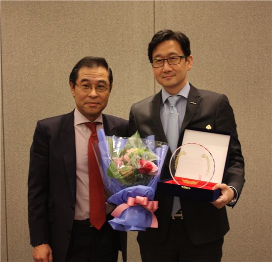 지난 24일 서울 은행연합회 뱅커스클럽에서 열린 "제11회 KOSDA Awards 시상식"에서 한국투자증권이 최우수 파생금융기관상(House of the year) 부문을 수상하고, 김성락 투자금융본부 본부장(오른쪽)이 기념사진을 촬영하고 있다.