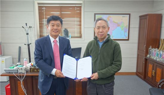 △심현섭 비아이이엠티 대표와 김동윤 삼본정밀전자 대표가 양해각서를 체결하고 있다 (사진제공=비아이이엠티)